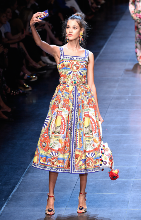 amourfashionmode:  Models on the Dolce and Gobanna SS16 paused mid-runway to take a selfie. 