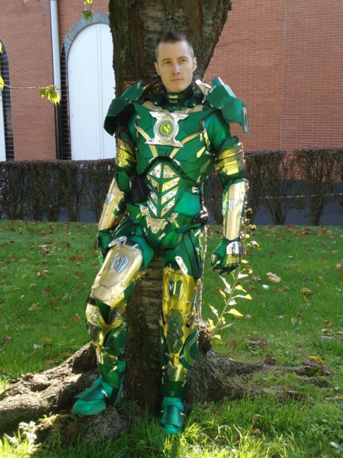 ffhusbear:  matthulksmash:  bloodphoenix:  uchidachi:  dirtypeanut:  Iron Lantern - Médialopolis 2012Photo by cosplayquest  Holy fuck…  Do you come with the suit?    This is bad ass 