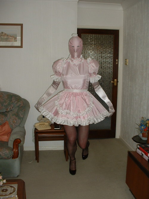 malemaid2slave: hexthings: No face, no name, no identity at all. Merely a satin sissy maid who ser