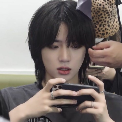 (-_- ) ZZ ! Hey, Emo Boys . . . 19,95 3 : (--`) ..?