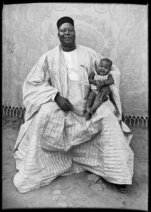  Seydou Keïta ❤❤❤❤West African Photographer  A self-taught  photographer, he opened a studio in 1948