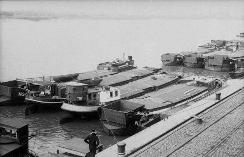 ww2inpictures:Barges are gathered together in preparation for Unternehmen Seelöwe (Operati