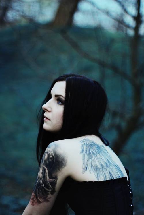 gothicandamazing:  Model / stylisation: Silver WolfiePhoto: Karolina Karnaś PhotographyWelcome to Gothic and Amazing 