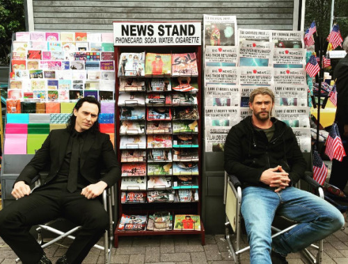 mightythor: chrishemsworth Just sellin papers with my mate @twhiddleston #parttimejob#thorrag