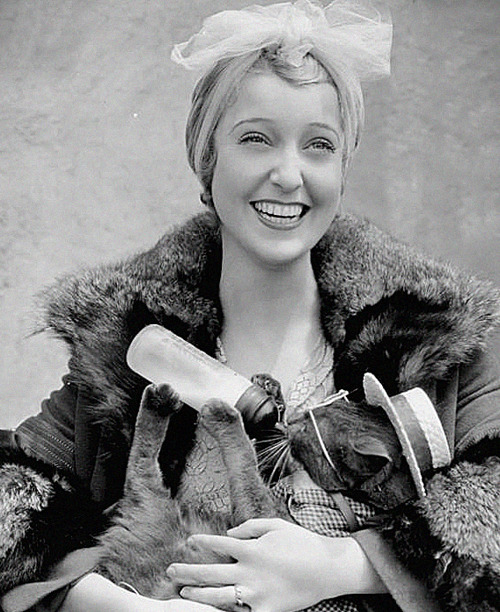 pinkballerinas:Jeanette MacDonald and a very dapper cat named Puzzums, 1932