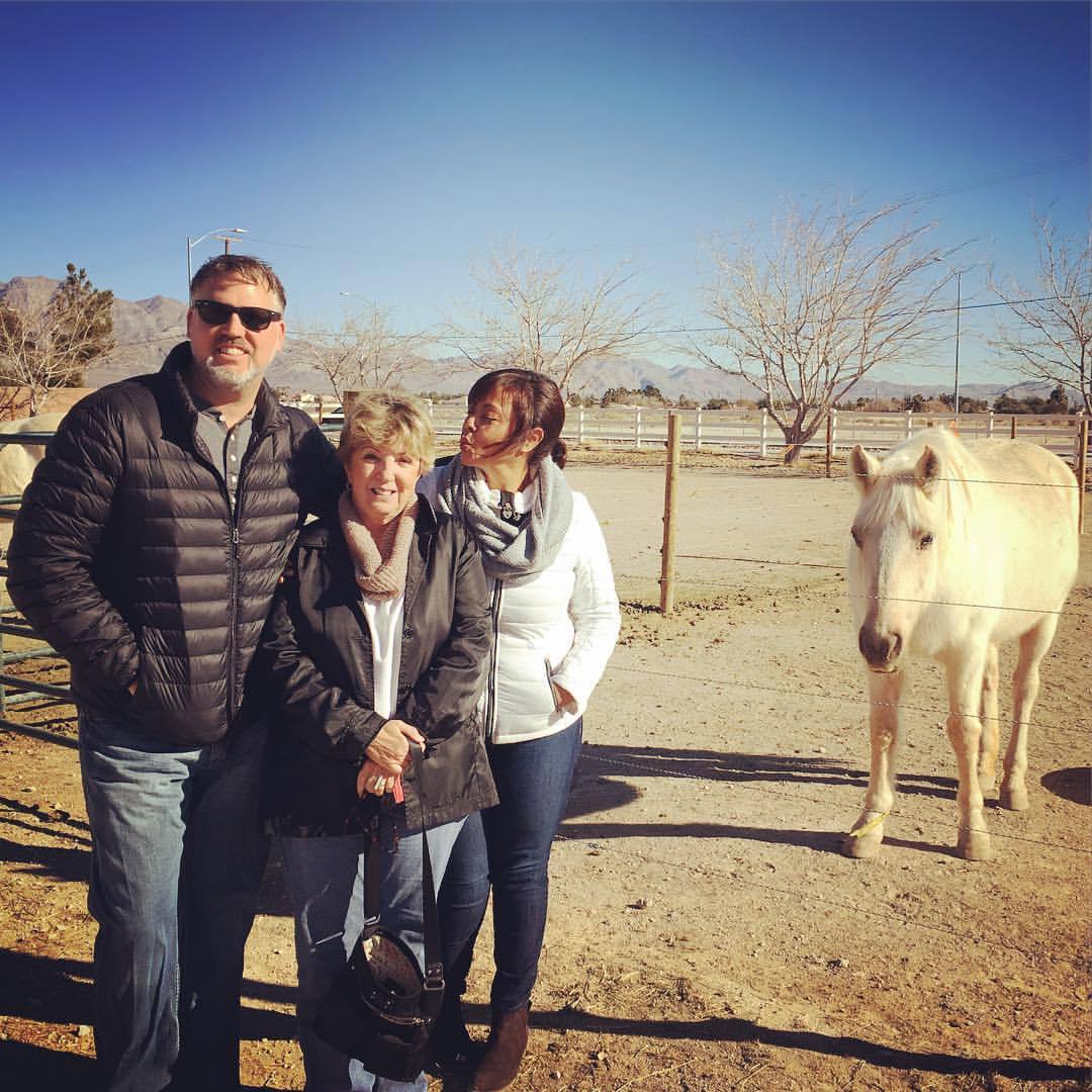 Hanging out with my favorite Schraders and a sweet Palomino #roadtrip #familia (at Las Vegas, Nevada)