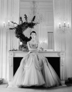 wehadfacesthen:  Ivy Nicholson in a sculpted evening gown by Jacques Griffe, photo by Willy Maywald, Paris, 1952