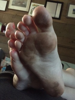 sexy-bare-feet:  My filthy soles. Who would