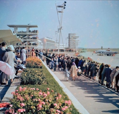 Ein tolles Motiv. Traumwetter und zahlreiche Schaulustige auf dem Wiener Flughafen Anfang der 1960er