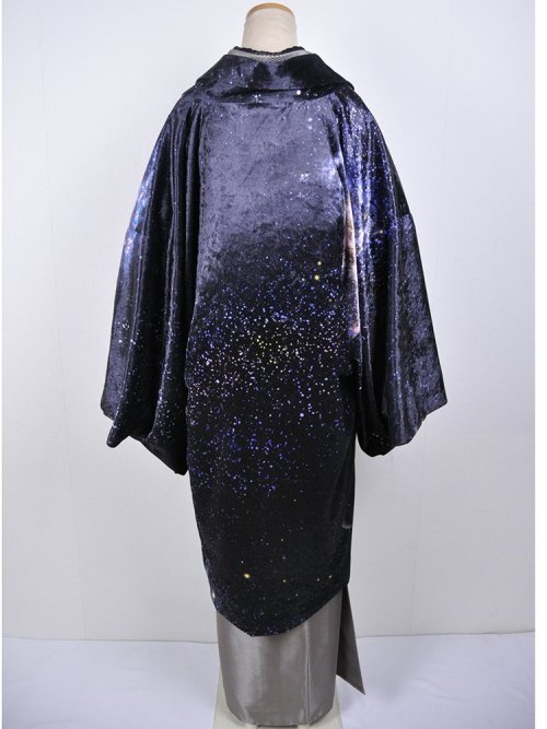 Luscious (with just the right hint of campy) velvet haori by Rumi rock. That crow looks so beautiful