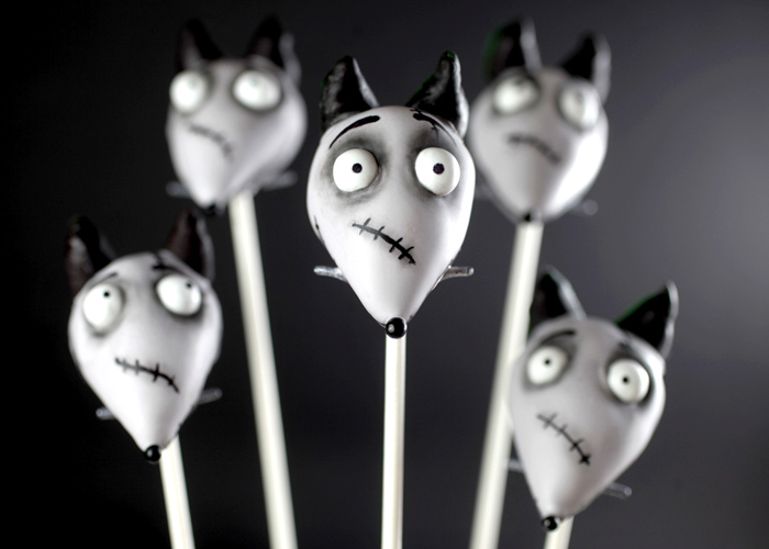 arp–87:  sixpenceee:  Adorable halloween themed cake pops found here. Be sure to