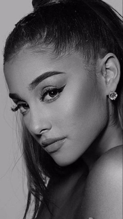                                   Ariana Grande Lockscreens //