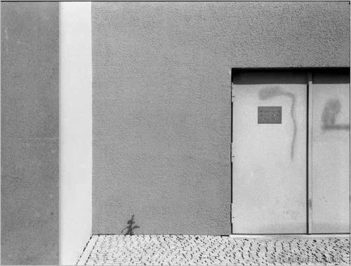 Door, 2021.  Photo: © Wolfram Mikuteit   Shot with Contax IIIa (make: 1957), 35 mm viewfinder camera