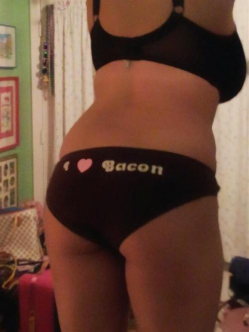 Sundreams90What’s up with the bacon?For 900+ more fan-posted photos of her, see sundreams90fan