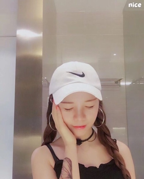 sex-videosss: 最近的我（哈哈哈自拍太多了）