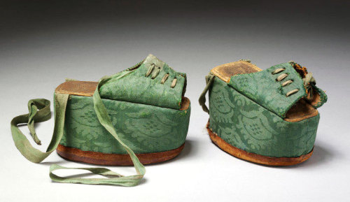 collectorsweekly:  These Chopines Weren’t Made for Walking: Precarious Platforms for Aristocratic Feet