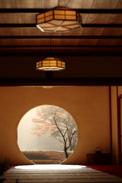 thekimonogallery:  Looking out of Meigetsu-in