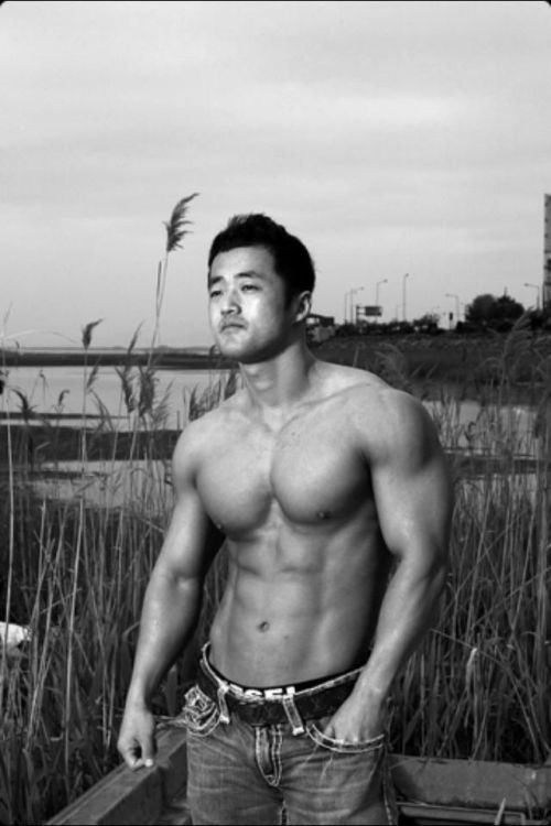 yumyumasianhunks:  yum yum Asian hunks. check out my blog 