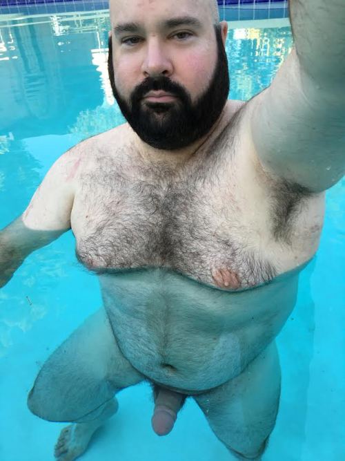 gulobear: chubbyaddiction: I’ve no words for this one here. Well, he needs to be in my pool!!! Subm