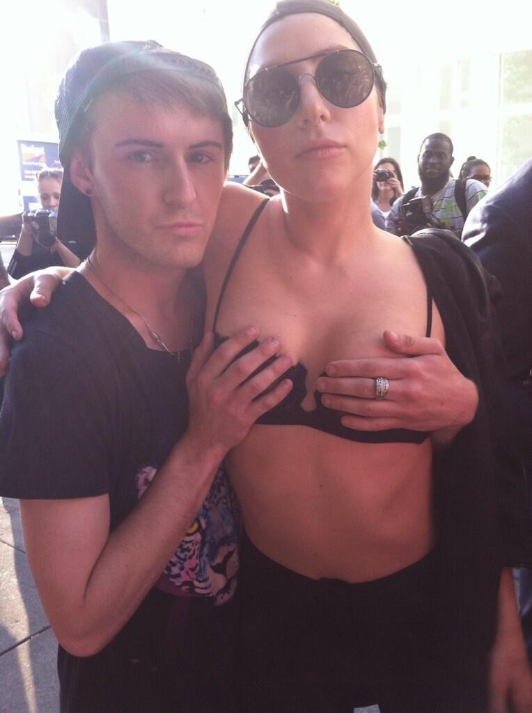 confessionsofalittlemonster:  Gaga in NYC just now! 