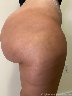 fullmoonbaddies:That ass is out of this world! 🍑🍑🍆 