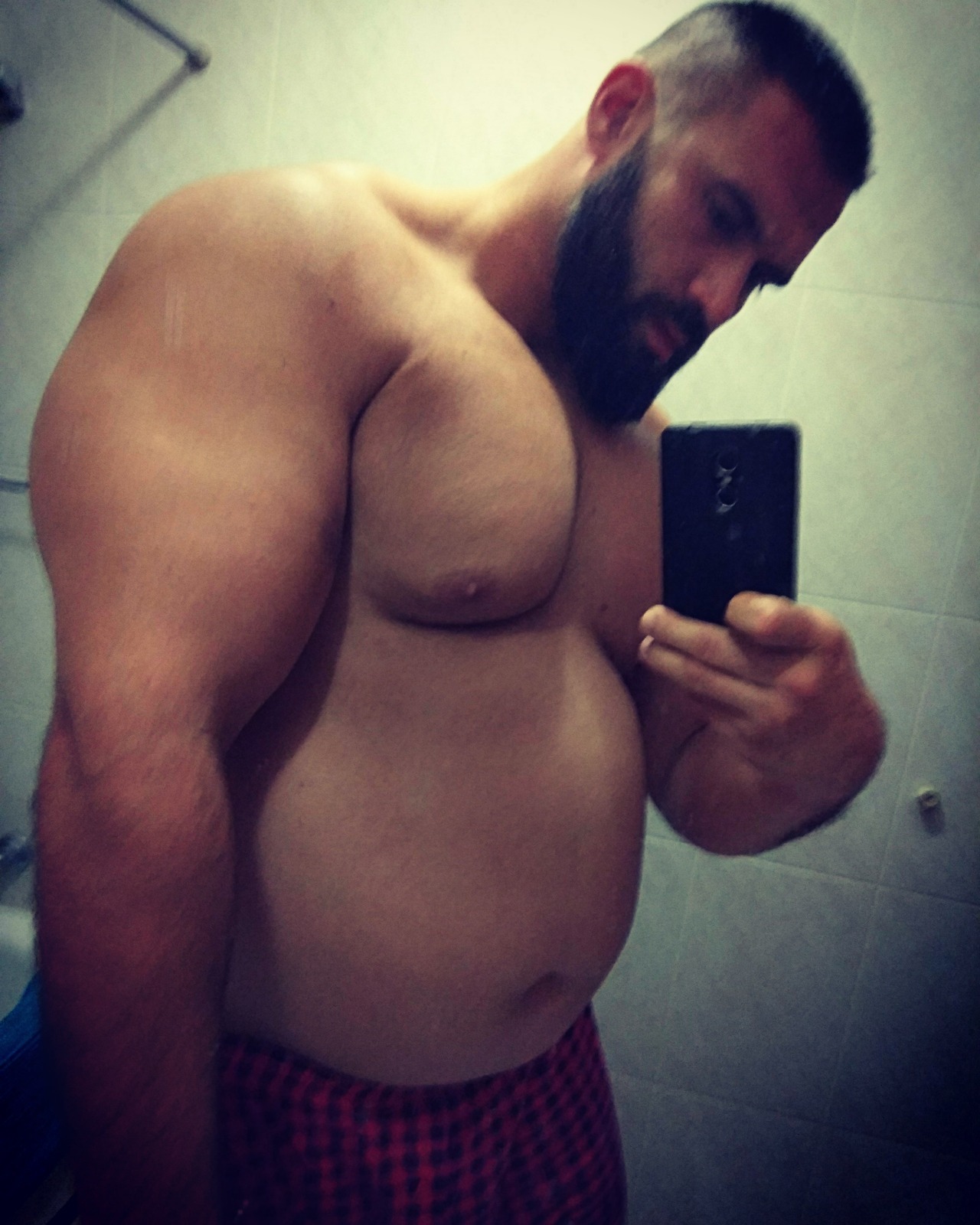 brainlessbbimbo:  Shaved the body hair for the summer…it’s growing back tho