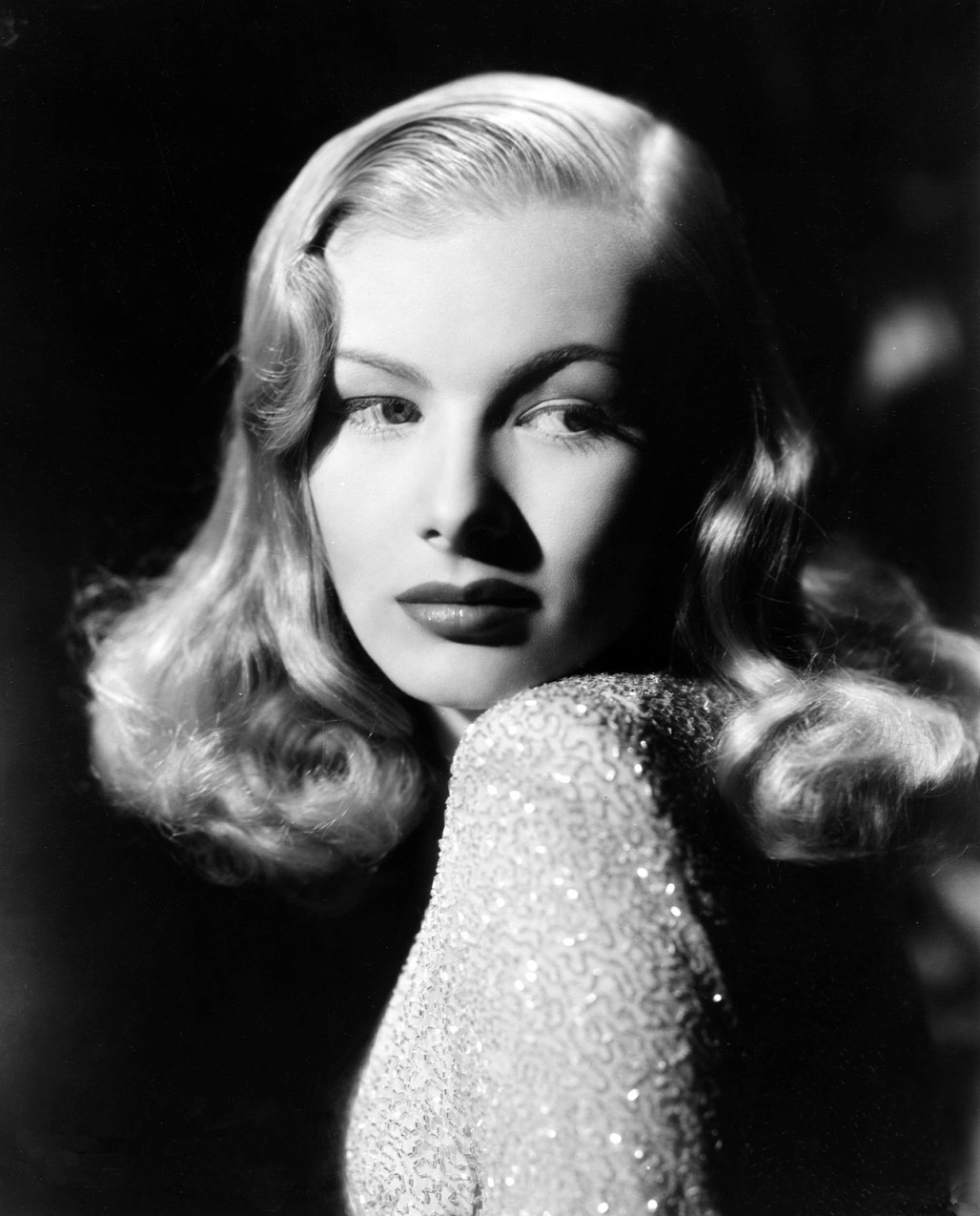 wehadfacesthen:  Veronica Lake, 1945