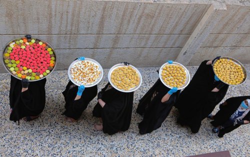 divinum-pacis:Iraqi women carry cookies and sweets for the upcoming Eid al-Fitr celebrations marking