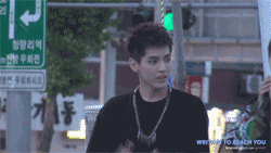 kyotao-deactivated20130810:  kris getting elbowed in the nose by an oblivious chanyeol, but still being all suave about it 
