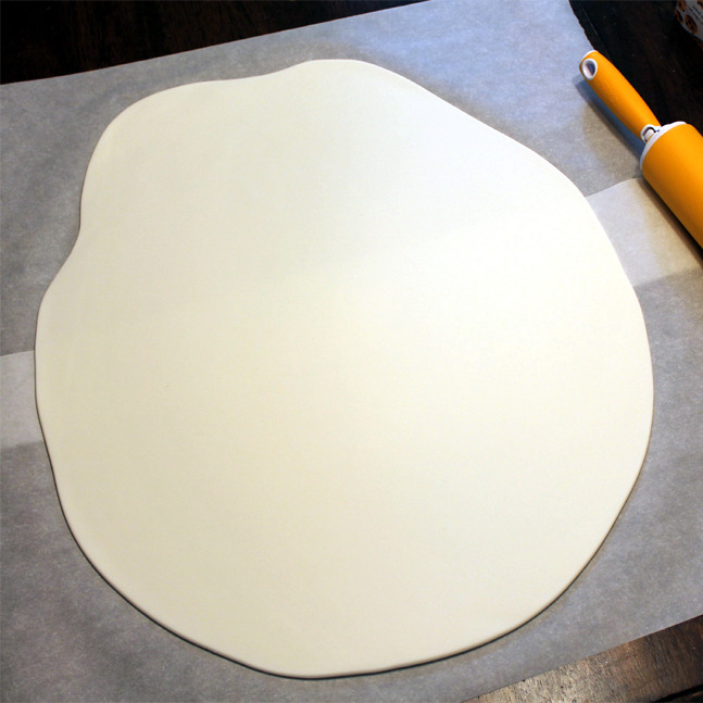 foodffs:  THE VERY VANILLA CAKE [HOW TO COVER A CAKE IN FONDANT] Really nice recipes.