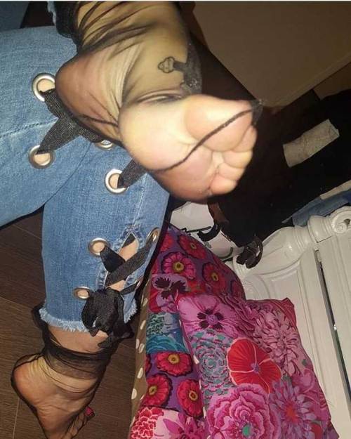 layonheels: #feetfair #highheels #slave #barefoot #heels #layonheels #toes #footjob #foot #feet #mis