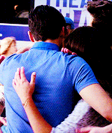 grey-deluca:blaine + hugs from rachel (and other cute shit)