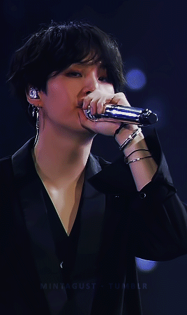 Can't Believe He's Not Just A Fever Dream Of Mine But A Real Person... {cr. Namuspromised}