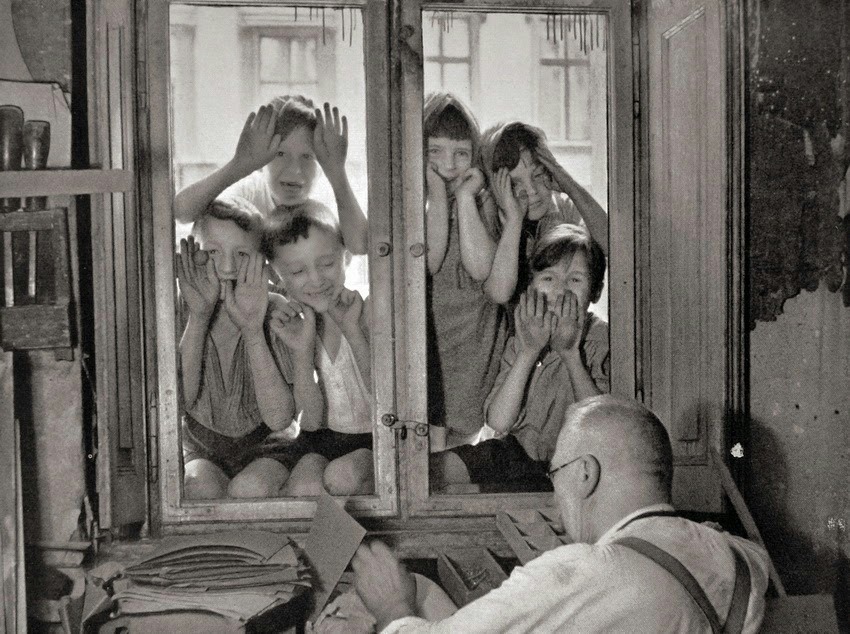 Hermann Ebel. Curious kids, Germany, 1937.