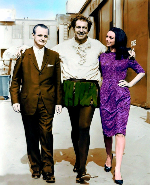 hpcollection:  Le trio de choc des Raleigh Studios sur le tournage de “La Chambre des Tortures