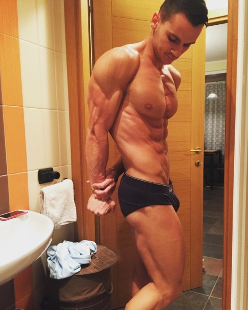 nicephysiques:  Alessandro Spac (@ale.spac.natural.body.building)
