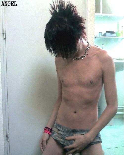 angel-lorisuna:   Shirtless in underwear