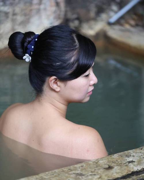 涼しくなってくると 温泉が気持ちよくなります たくさんいろんなところへ行って♨ たくさんいろんな温泉に入って♨ 人生を楽しもう #onsen #japanesegirl #溫泉 #hotsprings