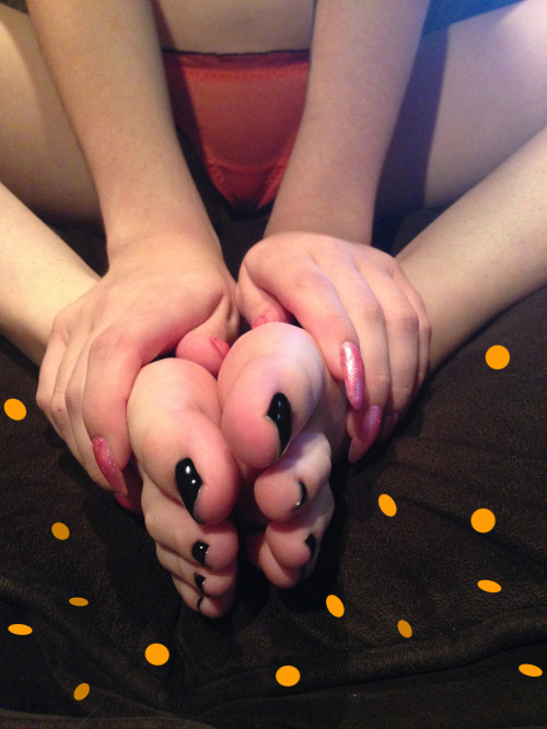 softpinkprincesspussy: playing with my toes is my favorite pastime :3