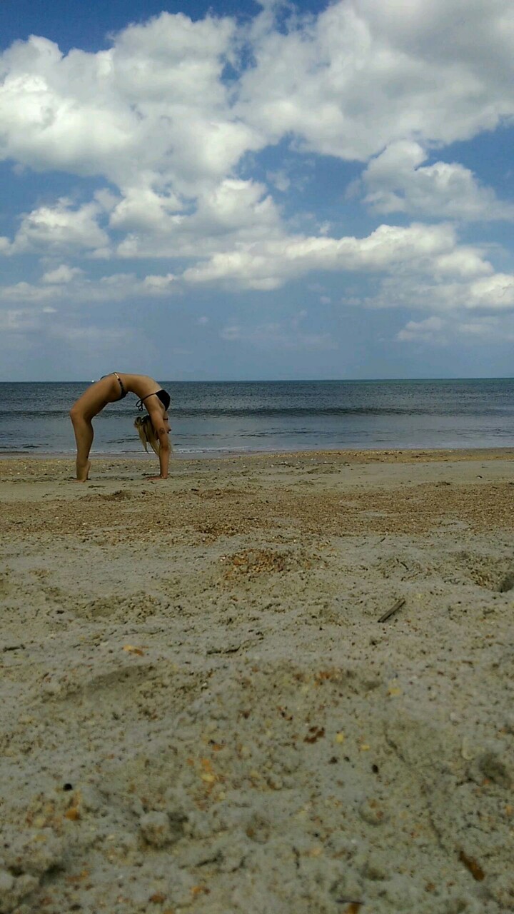 sexual-scorpio-stoner:  beach goddess  Yes. Yes you are