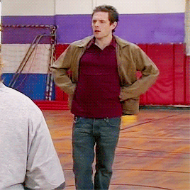 softglenn:“That’s a pose that I remember Dennis was doing it as the basketball coach in S2. I always thought, well, Mac loved the way he stood there ‘cause it’s very official, so he embraced it.” –Rob McElhenney in the commentary of ‘The ANTI-Social Network’ #macden