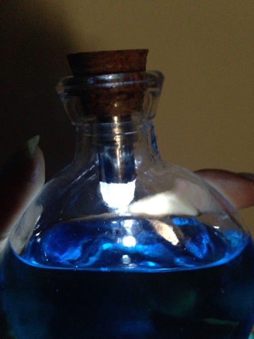 DIY Drinkable Glowing Lyrium Drink Tutorial from arkadycosplay arkadycosplayA bunch of people a