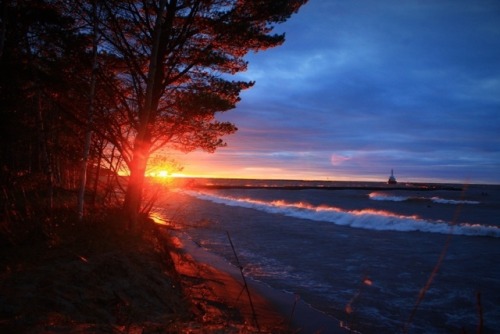 coldandpissy:  Some surfing and scenery on Superior | Taken in the Keweenaw Peninsula 