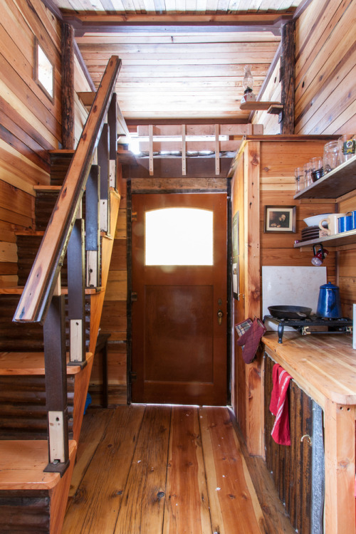 tinyhousesmallspace:  Potomac Cabin