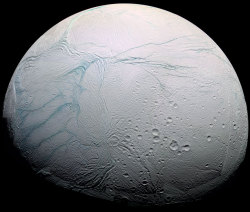 hella-space:  Saturn’s moon Enceladus. 