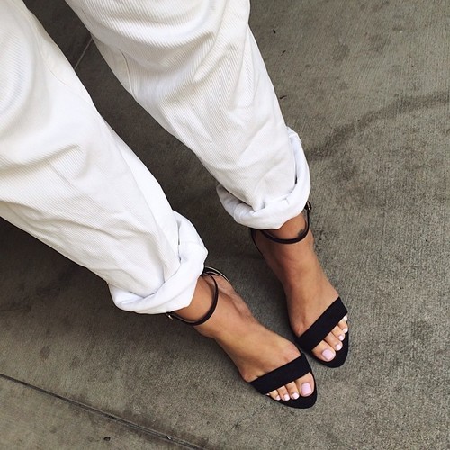 tomboybklyn:one band sandal with rolled jeans…classic