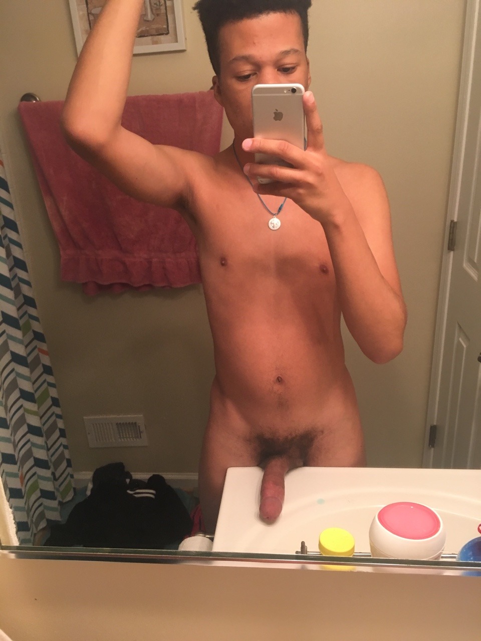 babiboi07:  SUBMISSION FROM: @1998alexSkinny nigga with a big stick 💦😜🍆👀