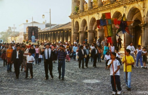 Procesión, fiesta de la virgen de Guadalupe (12 de diciembre), Antigua, Guatemala, 2002.