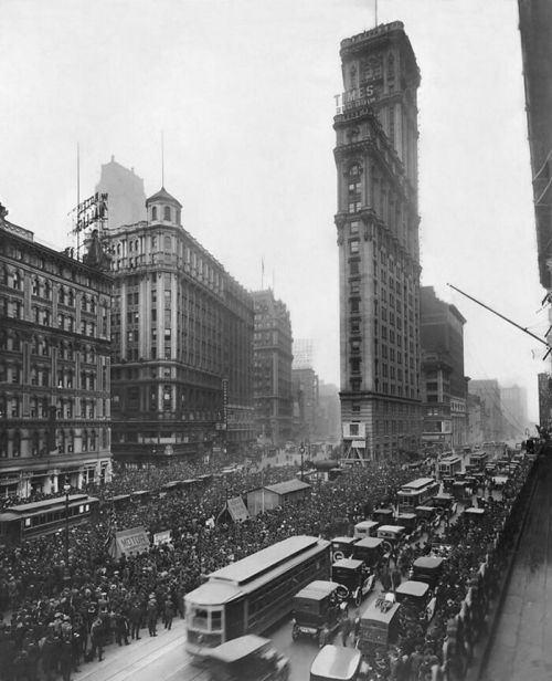 protestsong:Times Square (1919) Before All The Renovations And BillboardsOmg the amount of people gi