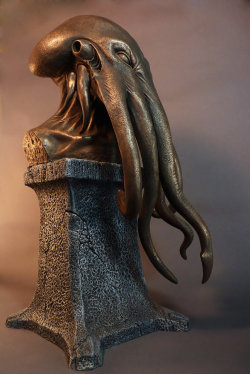 fhtagn-and-tentacles:  H.P. LOVECRAFT &amp; CTHULHU STATUESby Joyner studio